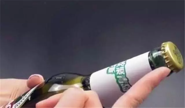 啤酒瓶蓋暗藏小機關,女生也能輕鬆擰開,再也不用到處找開瓶器了