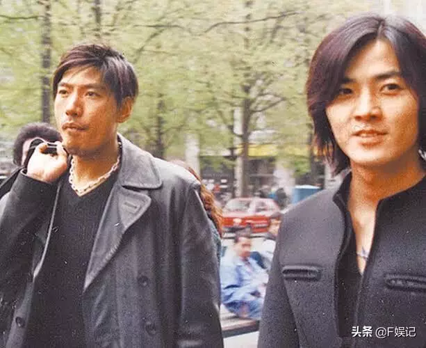 張耀揚帶女友捧場鄭伊健演唱會,烏鴉和陳浩南握手「和解」!
