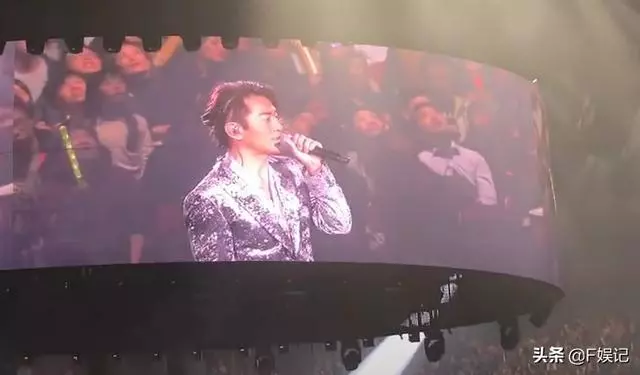 張耀揚帶女友捧場鄭伊健演唱會,烏鴉和陳浩南握手「和解」!