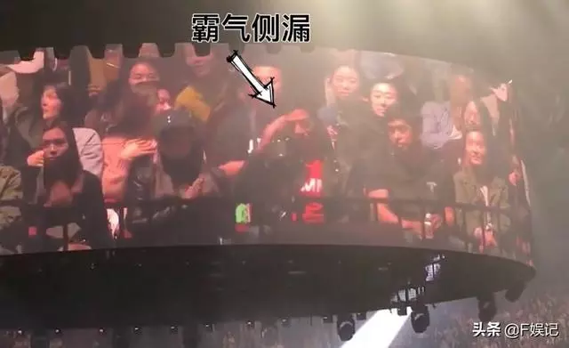 張耀揚帶女友捧場鄭伊健演唱會,烏鴉和陳浩南握手「和解」!