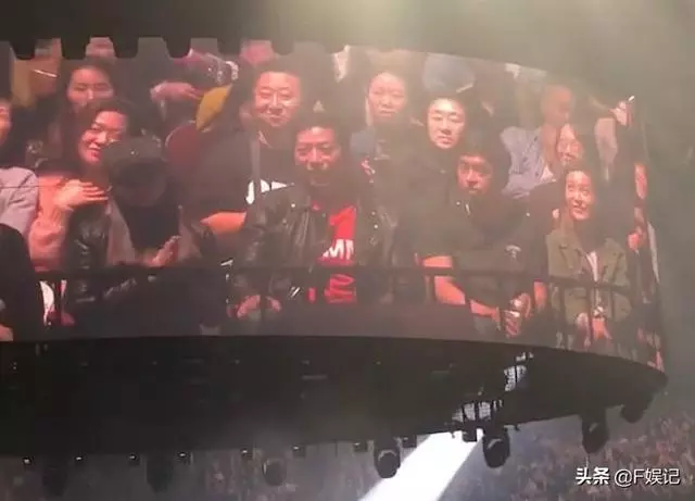 張耀揚帶女友捧場鄭伊健演唱會,烏鴉和陳浩南握手「和解」!