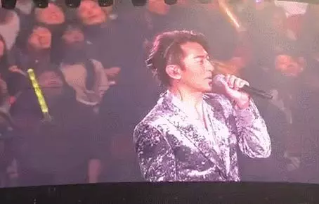 張耀揚帶女友捧場鄭伊健演唱會,烏鴉和陳浩南握手「和解」!