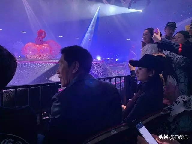張耀揚帶女友捧場鄭伊健演唱會,烏鴉和陳浩南握手「和解」!