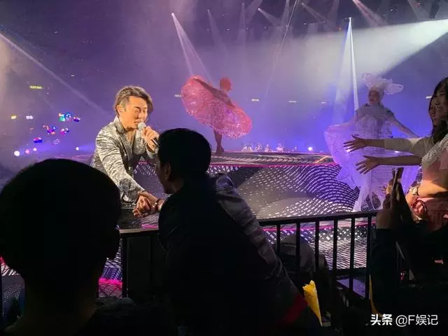 張耀揚帶女友捧場鄭伊健演唱會,烏鴉和陳浩南握手「和解」!