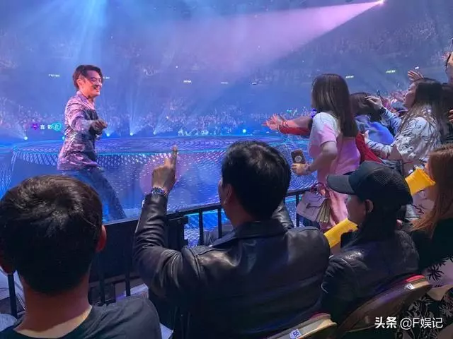 張耀揚帶女友捧場鄭伊健演唱會,烏鴉和陳浩南握手「和解」!