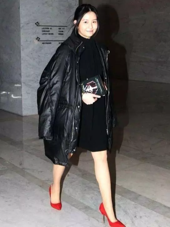 邱淑貞二女兒曝近照,長相完全遺傳爸爸,跟姐姐沈月顏值差太多!