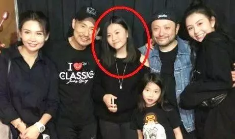 邱淑貞二女兒曝近照,長相完全遺傳爸爸,跟姐姐沈月顏值差太多!
