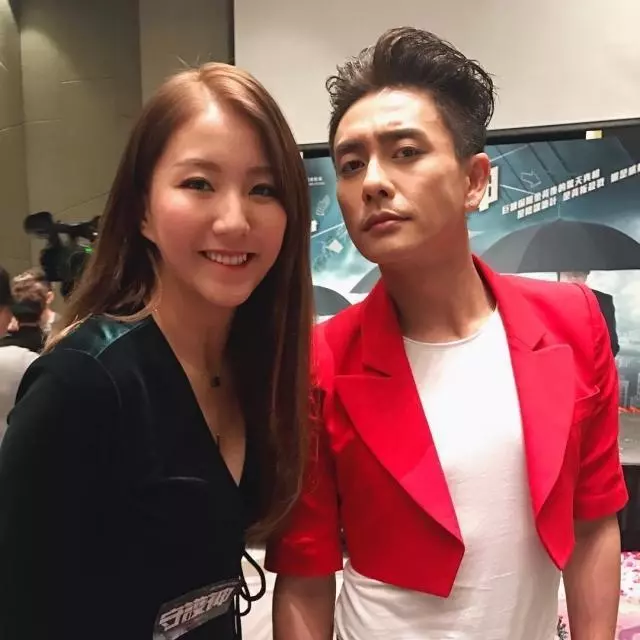 一個頻換女友,一個狂曬娃?分手6年,昔日金童玉女近況大不同!