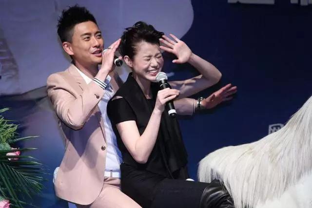 一個頻換女友,一個狂曬娃?分手6年,昔日金童玉女近況大不同!