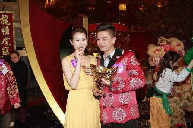 一個頻換女友,一個狂曬娃?分手6年,昔日金童玉女近況大不同!