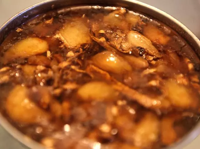 這家飯店只有米飯配醬油,卻不僅高朋滿座還有人站在門口吃?