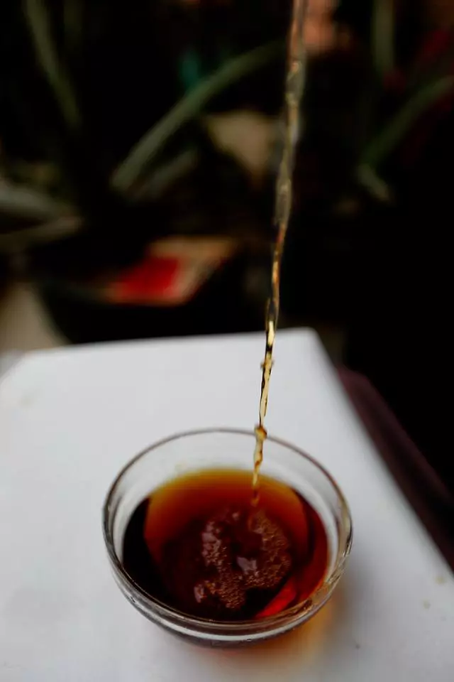 這家飯店只有米飯配醬油,卻不僅高朋滿座還有人站在門口吃?