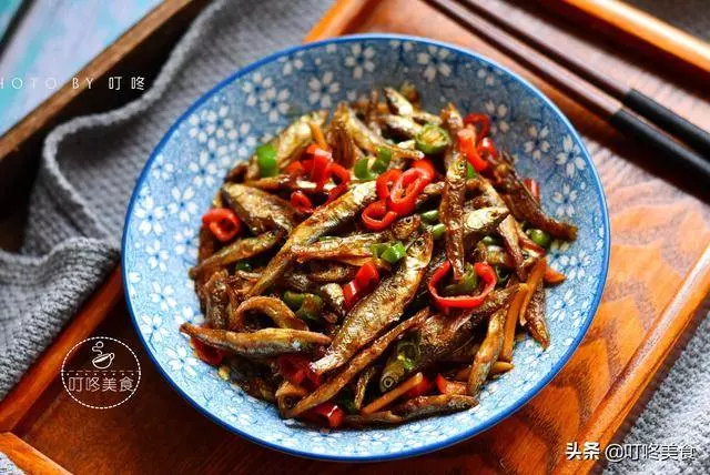 炒小魚乾時,別直接下鍋炒!多加這1步,魚乾更香更入味,不燒焦