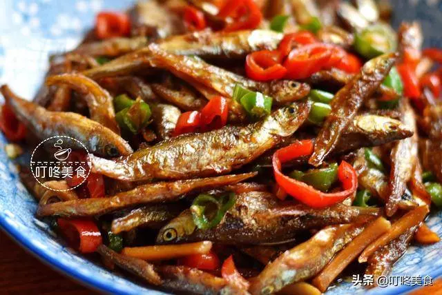 炒小魚乾時,別直接下鍋炒!多加這1步,魚乾更香更入味,不燒焦
