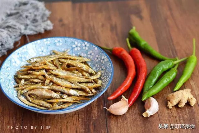 炒小魚乾時,別直接下鍋炒!多加這1步,魚乾更香更入味,不燒焦