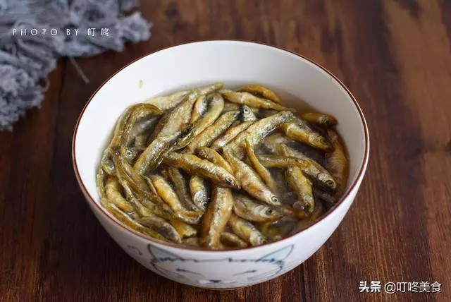 炒小魚乾時,別直接下鍋炒!多加這1步,魚乾更香更入味,不燒焦