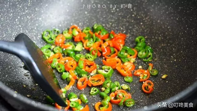 炒小魚乾時,別直接下鍋炒!多加這1步,魚乾更香更入味,不燒焦