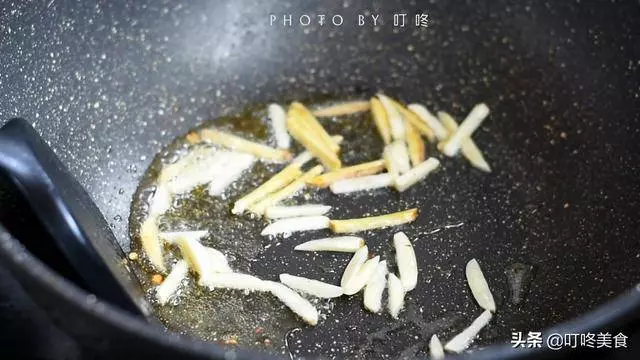 炒小魚乾時,別直接下鍋炒!多加這1步,魚乾更香更入味,不燒焦