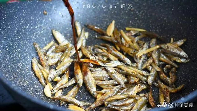 炒小魚乾時,別直接下鍋炒!多加這1步,魚乾更香更入味,不燒焦
