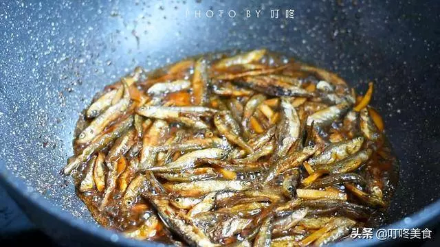 炒小魚乾時,別直接下鍋炒!多加這1步,魚乾更香更入味,不燒焦
