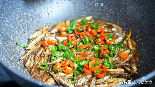 炒小魚乾時,別直接下鍋炒!多加這1步,魚乾更香更入味,不燒焦