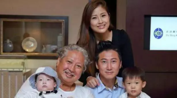 洪金寶最美兒媳近照,曾是世界名模,今生完兩個孩子後胖成這般!所以說女人為了家庭可以很偉大