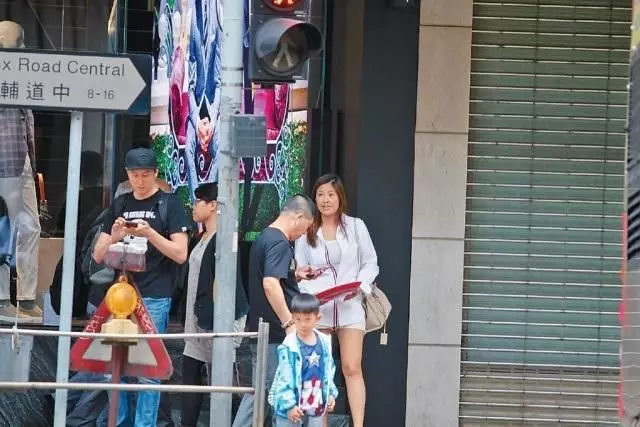 洪金寶最美兒媳近照,曾是世界名模,今生完兩個孩子後胖成這般!所以說女人為了家庭可以很偉大