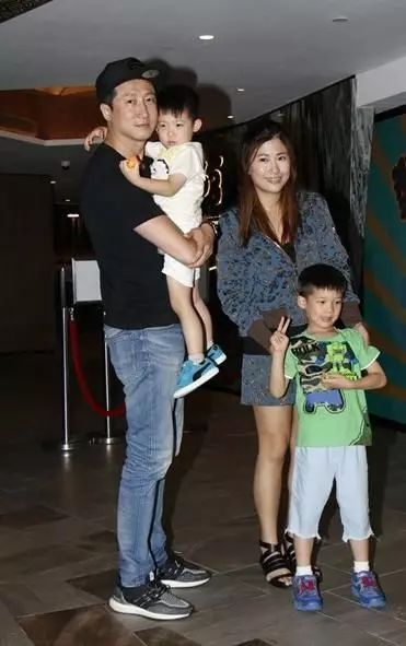 洪金寶最美兒媳近照,曾是世界名模,今生完兩個孩子後胖成這般!所以說女人為了家庭可以很偉大