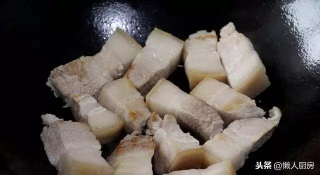 這樣燒紅燒肉好吃,小火慢燉是竅門,吃起來肥而不膩,入口即化!
