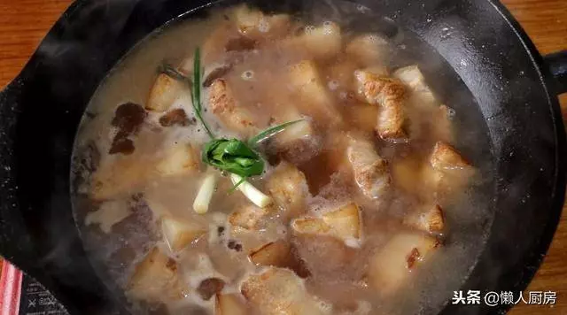 這樣燒紅燒肉好吃,小火慢燉是竅門,吃起來肥而不膩,入口即化!