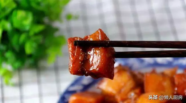 這樣燒紅燒肉好吃,小火慢燉是竅門,吃起來肥而不膩,入口即化!