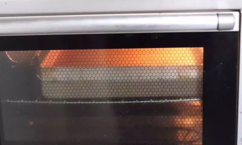 是餅也是包,一口餡料都爆出來了!