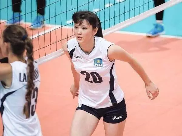 女排放送事故 !美國隊正妹發球…網友暫停放大:看到了!