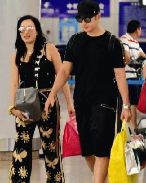 鍾麗緹張倫碩牽手逛街照曝光,男方老了許多,女方身材已無力吐槽...