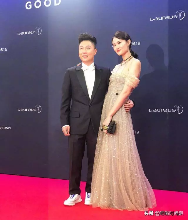 李小鵬老婆和baby撞衫,十萬塊的裙子普通人和明星穿果然不一樣!