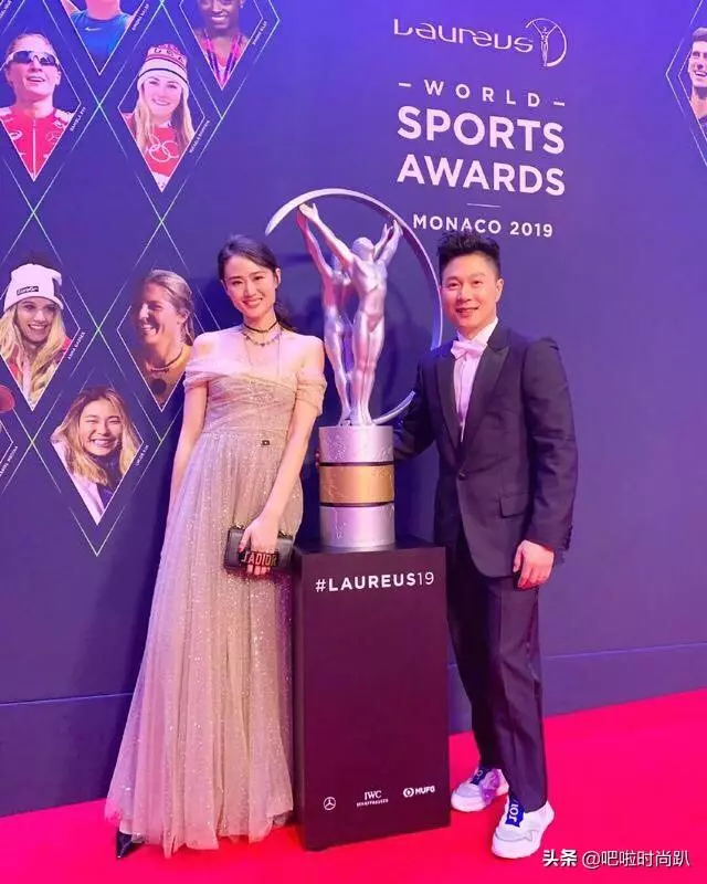 李小鵬老婆和baby撞衫,十萬塊的裙子普通人和明星穿果然不一樣!