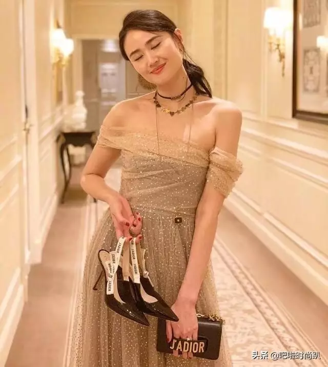 李小鵬老婆和baby撞衫,十萬塊的裙子普通人和明星穿果然不一樣!