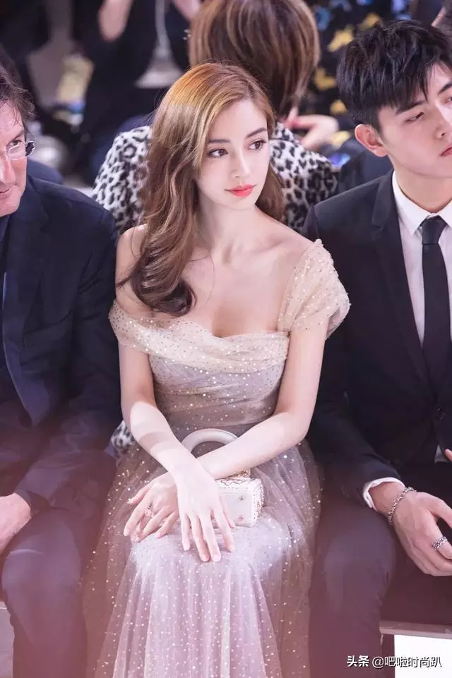 李小鵬老婆和baby撞衫,十萬塊的裙子普通人和明星穿果然不一樣!