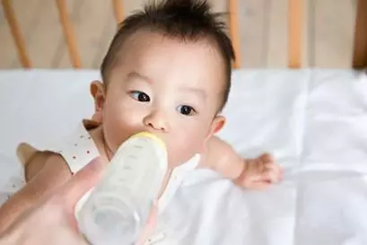 婆婆照顧孫子,孩子半個月喝5桶奶粉,老公知道真相後想趕走婆婆