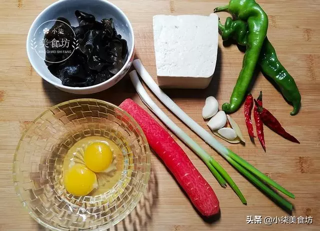 雞蛋打在豆腐里,這道菜火了,做法超級簡單,好吃的快要飛起來了