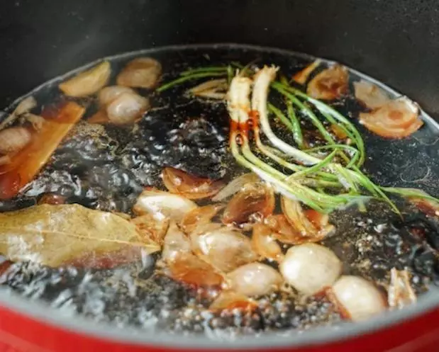 廣東名菜豉油雞這樣做,方法簡單,味道超好,我家餐餐少不了!
