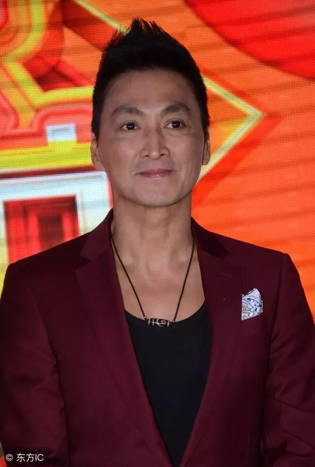 60歲何家勁做企業老闆生意越做越大,顏值高身材好卻坦言未必會婚