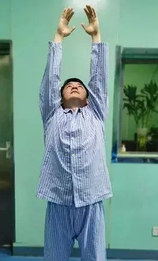 肩關節疼?做以下幾個動作,有效緩解疼痛!