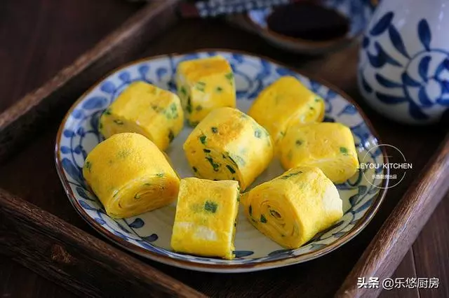 4個雞蛋,幾根韭菜,一點油沒放,做好的蛋卷嫩滑好吃,全家誇讚