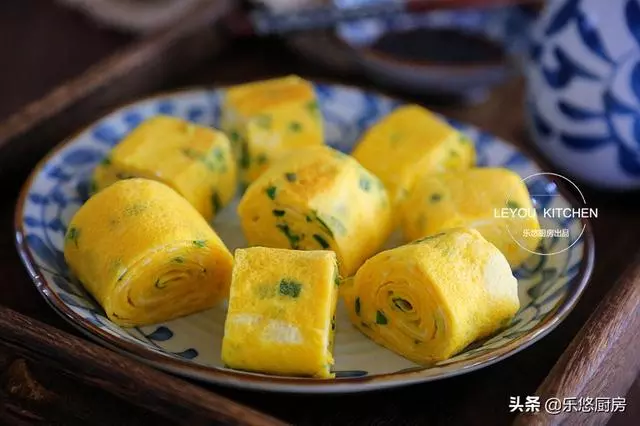 4個雞蛋,幾根韭菜,一點油沒放,做好的蛋卷嫩滑好吃,全家誇讚