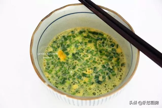 4個雞蛋,幾根韭菜,一點油沒放,做好的蛋卷嫩滑好吃,全家誇讚