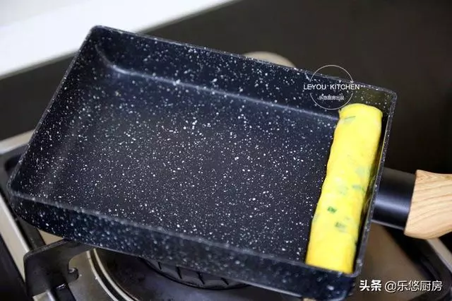 4個雞蛋,幾根韭菜,一點油沒放,做好的蛋卷嫩滑好吃,全家誇讚
