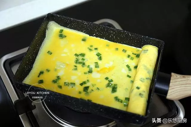 4個雞蛋,幾根韭菜,一點油沒放,做好的蛋卷嫩滑好吃,全家誇讚