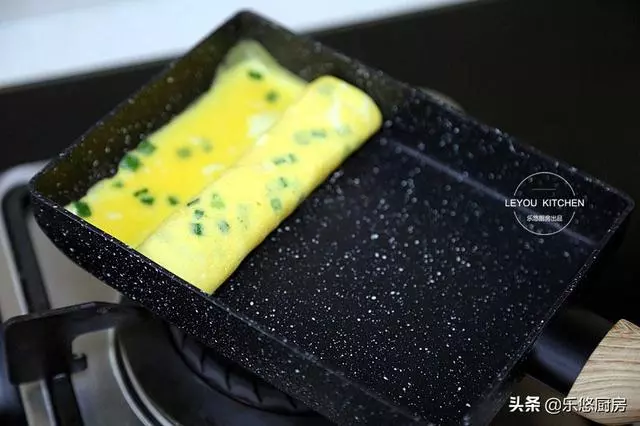 4個雞蛋,幾根韭菜,一點油沒放,做好的蛋卷嫩滑好吃,全家誇讚