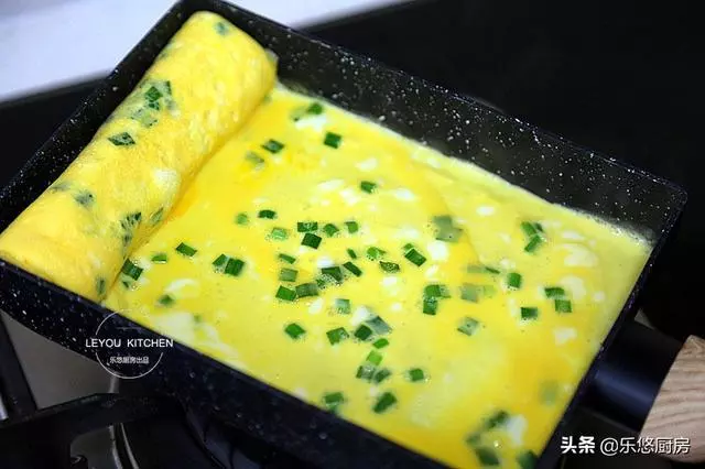 4個雞蛋,幾根韭菜,一點油沒放,做好的蛋卷嫩滑好吃,全家誇讚